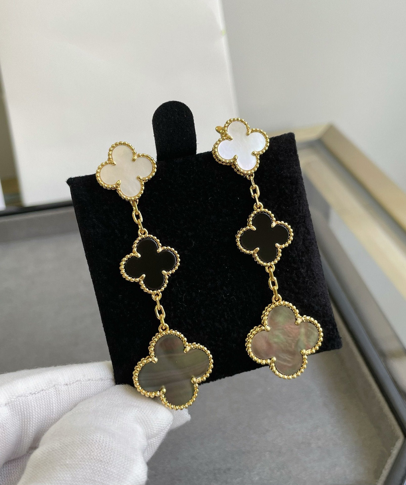 ¡®Glow¡¯CLOVER 3 MOTIF MOP ONYX DARK MOP PINK GOLD EARRINGS
