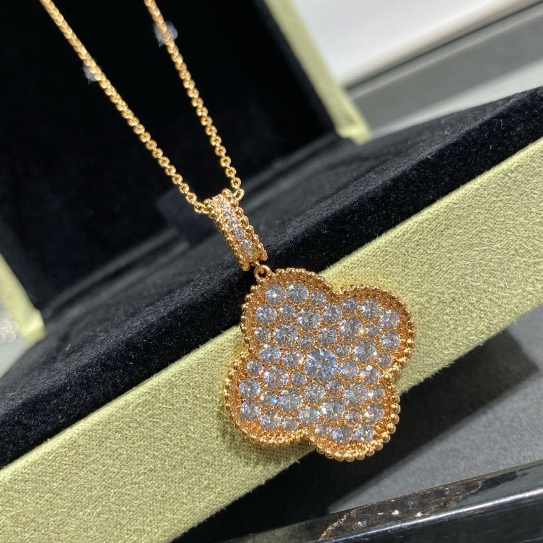 ¡®Glow¡¯CLOVER 25MM LARGE PEDANT DIAMOND PAVED LONG NECKLACE