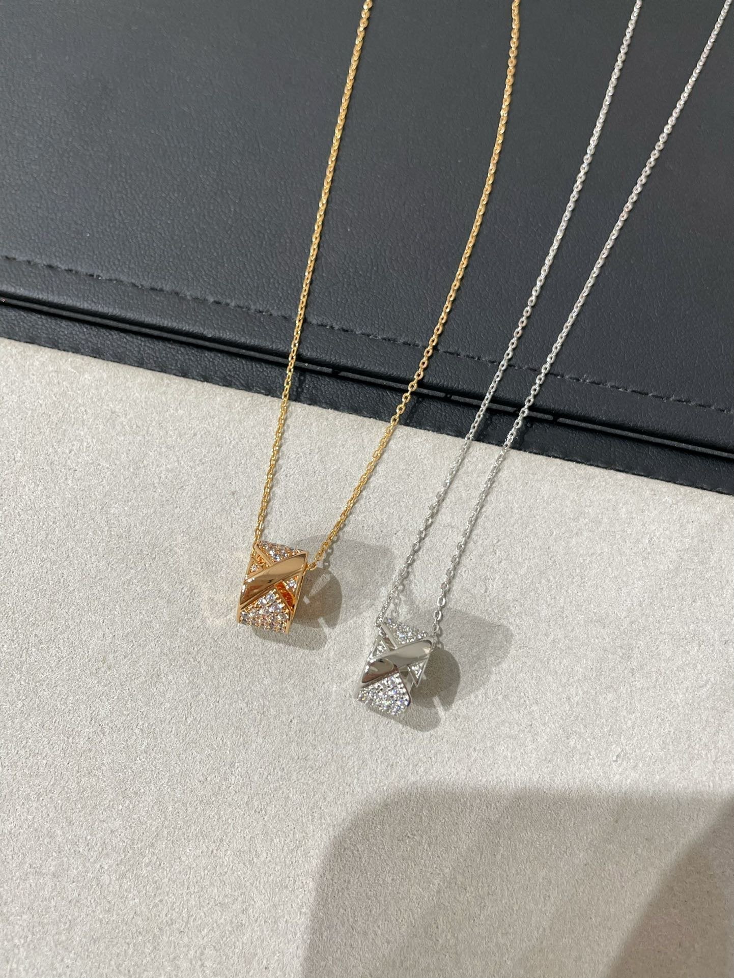 GlowLIENS EVIDENCE DIAMOND PAVED NECKLACE