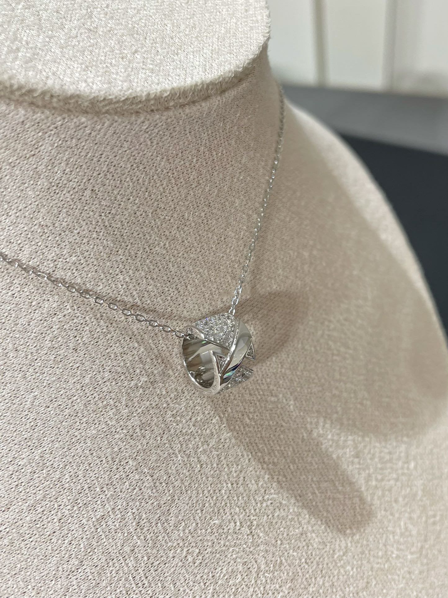 GlowLIENS EVIDENCE DIAMOND PAVED NECKLACE