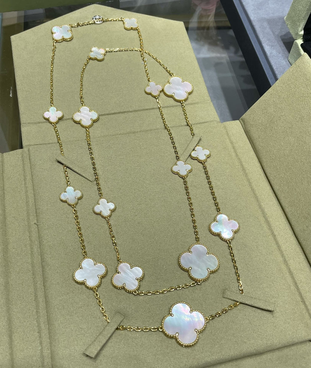 ¡®Glow¡¯CLOVER 16 MOTIF WHITE MOP GOLD NECKLACE