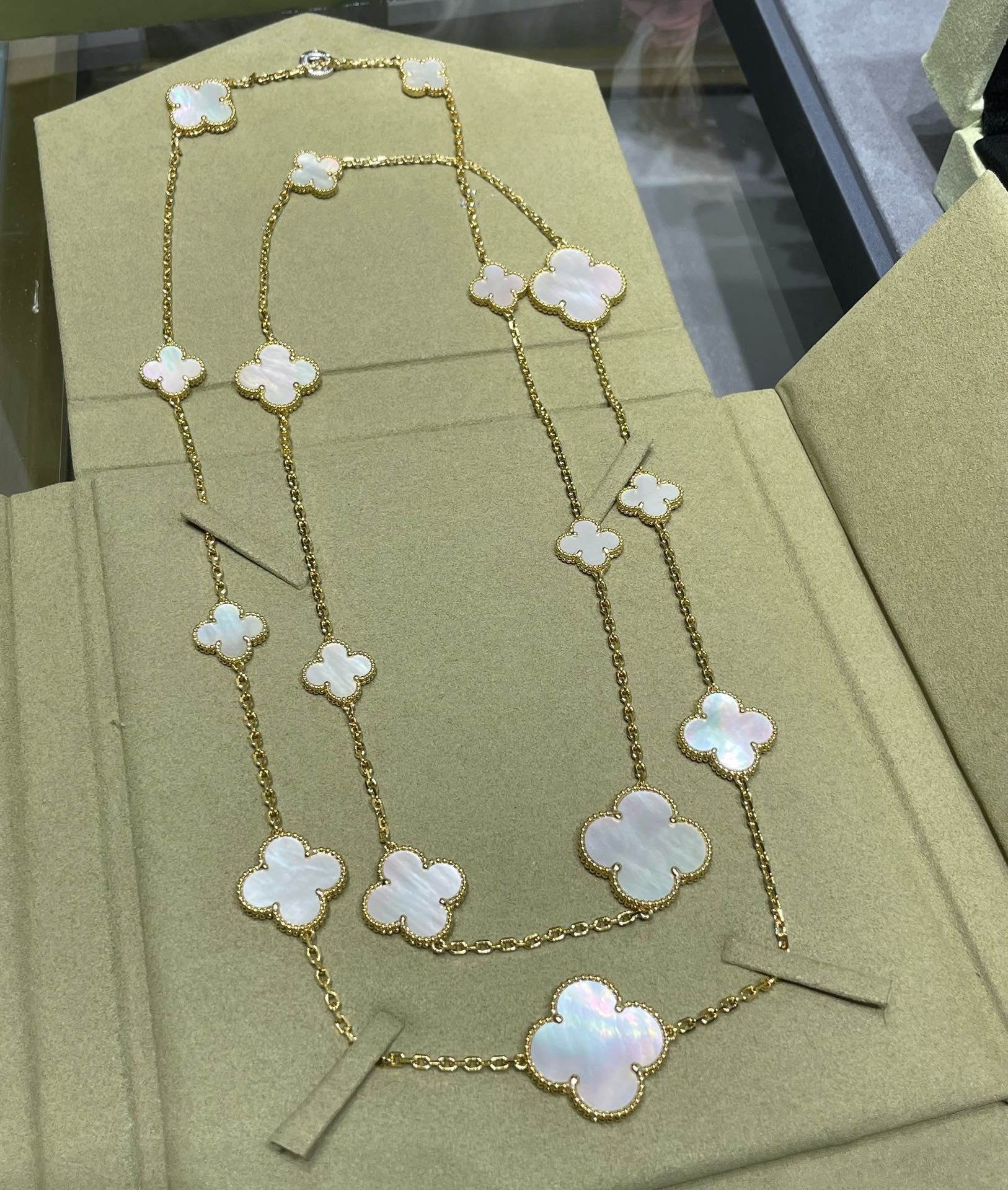 ¡®Glow¡¯CLOVER 16 MOTIF WHITE MOP GOLD NECKLACE