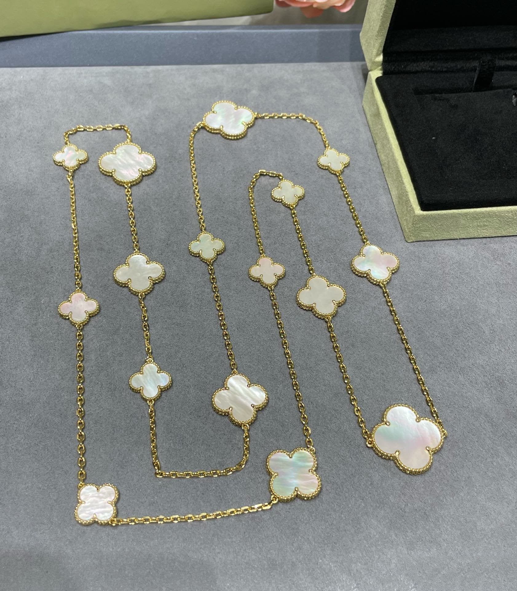 ¡®Glow¡¯CLOVER 16 MOTIF WHITE MOP GOLD NECKLACE