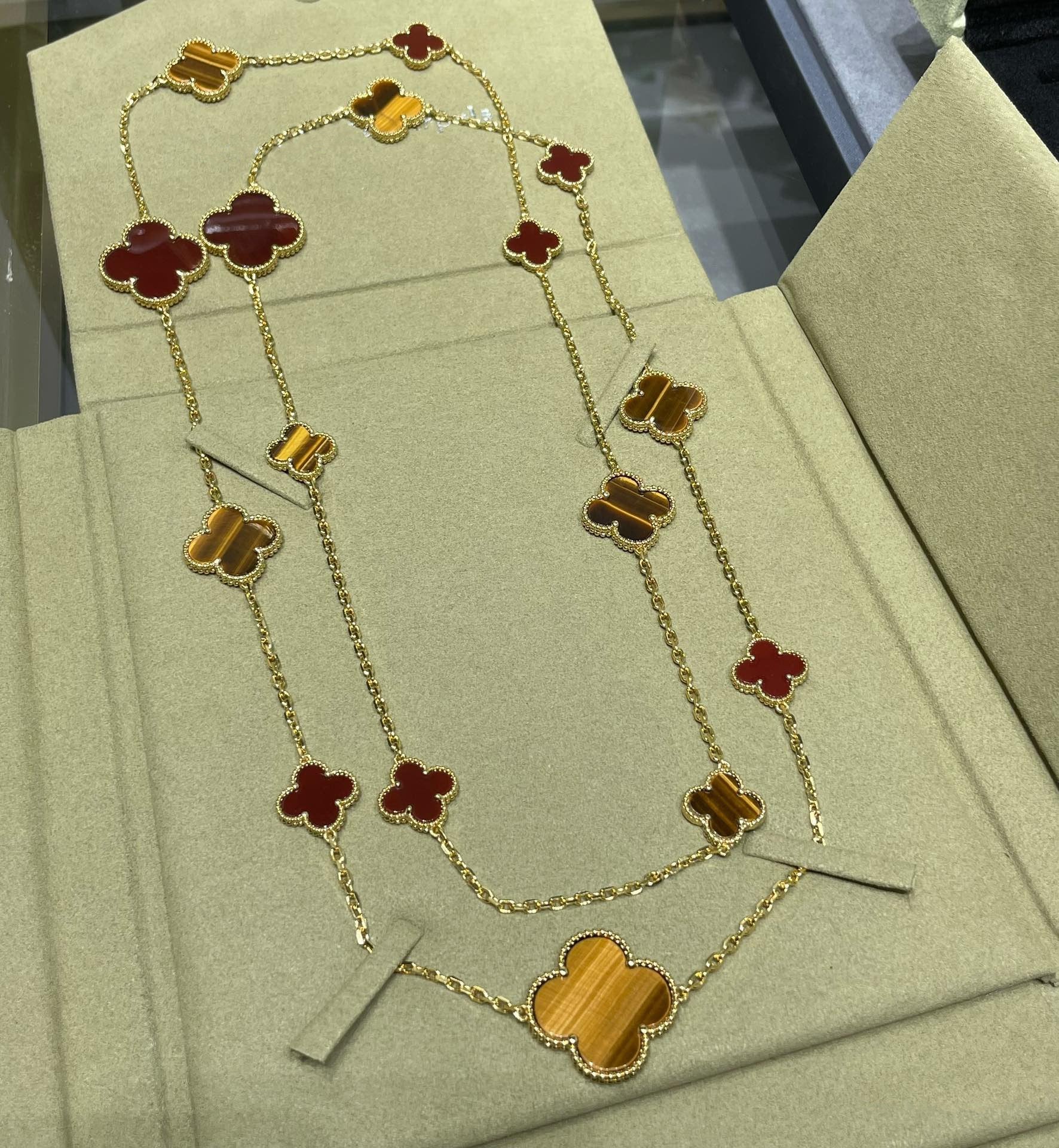 ¡®Glow¡¯CLOVER 16 MOTIF CARNELIAN TIGER EYE ROSE GOLD NECKLACE