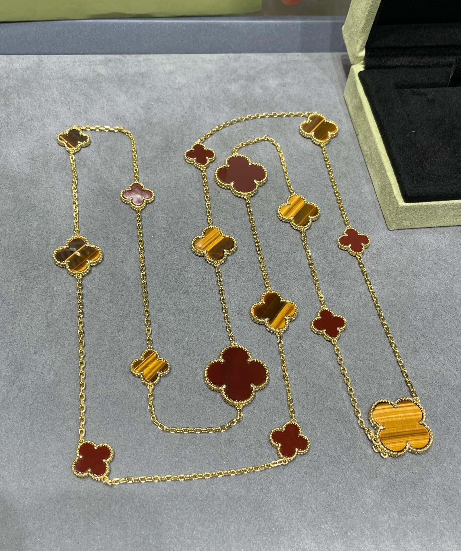 ¡®Glow¡¯CLOVER 16 MOTIF CARNELIAN TIGER EYE ROSE GOLD NECKLACE