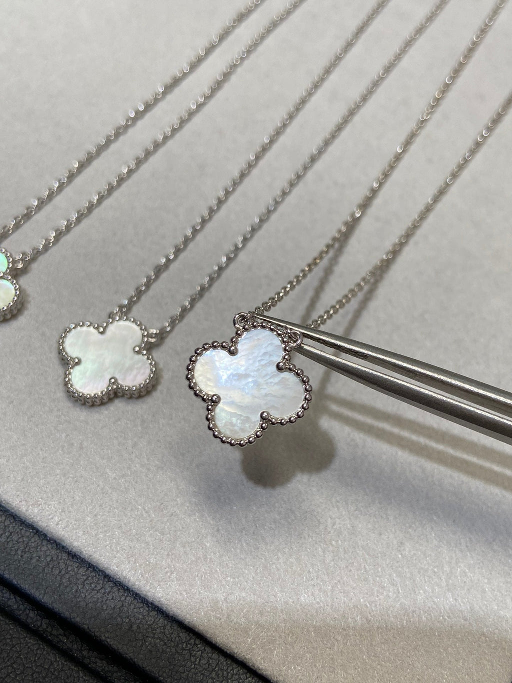 ¡®Glow¡¯CLOVER MEDIUM SILVER WHITE MOP NECKLACE