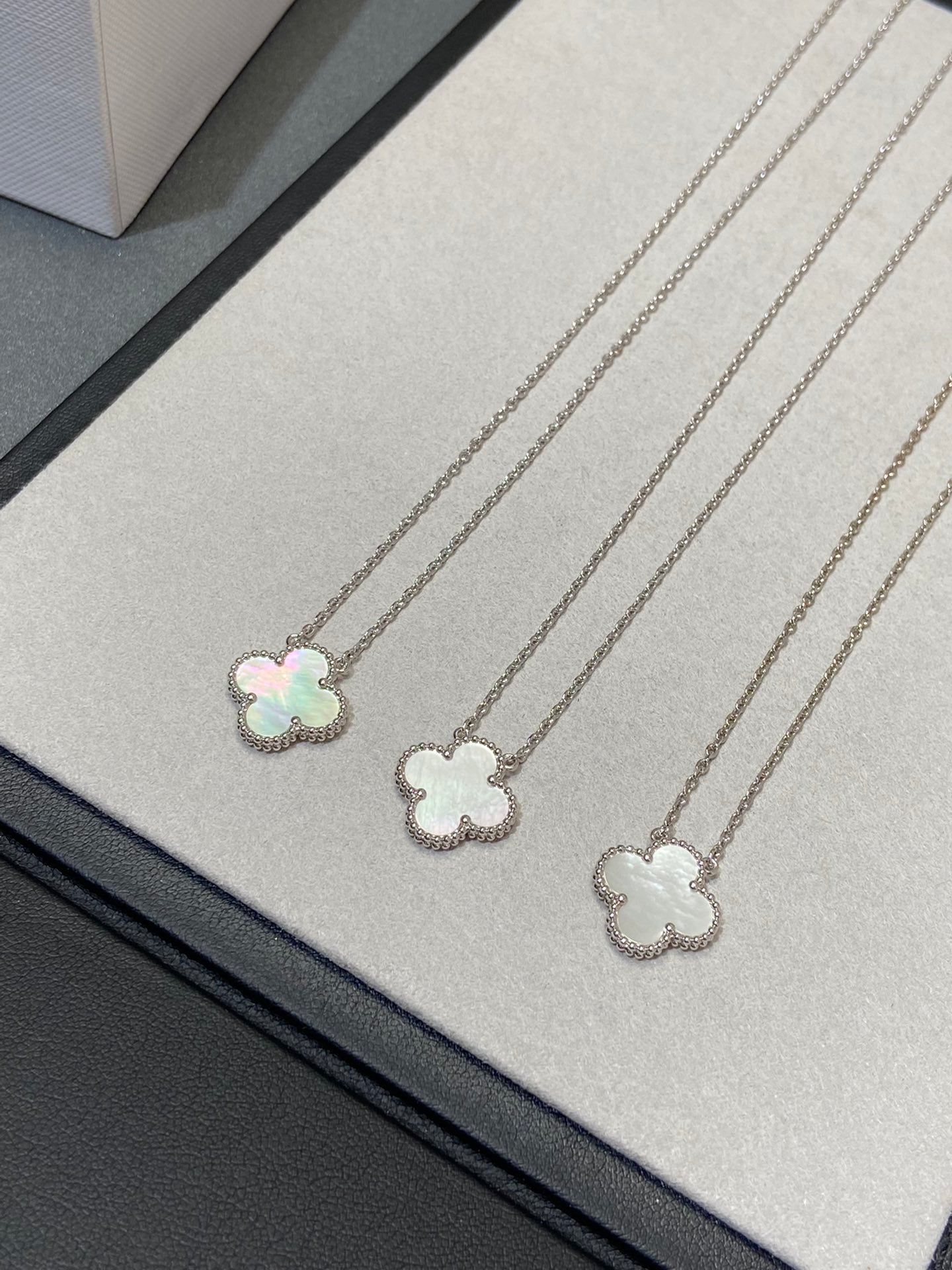 ¡®Glow¡¯CLOVER MEDIUM SILVER WHITE MOP NECKLACE