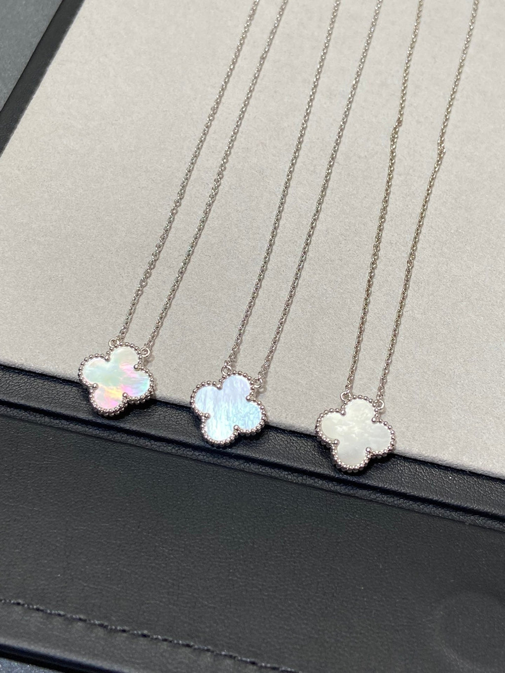 ¡®Glow¡¯CLOVER MEDIUM SILVER WHITE MOP NECKLACE