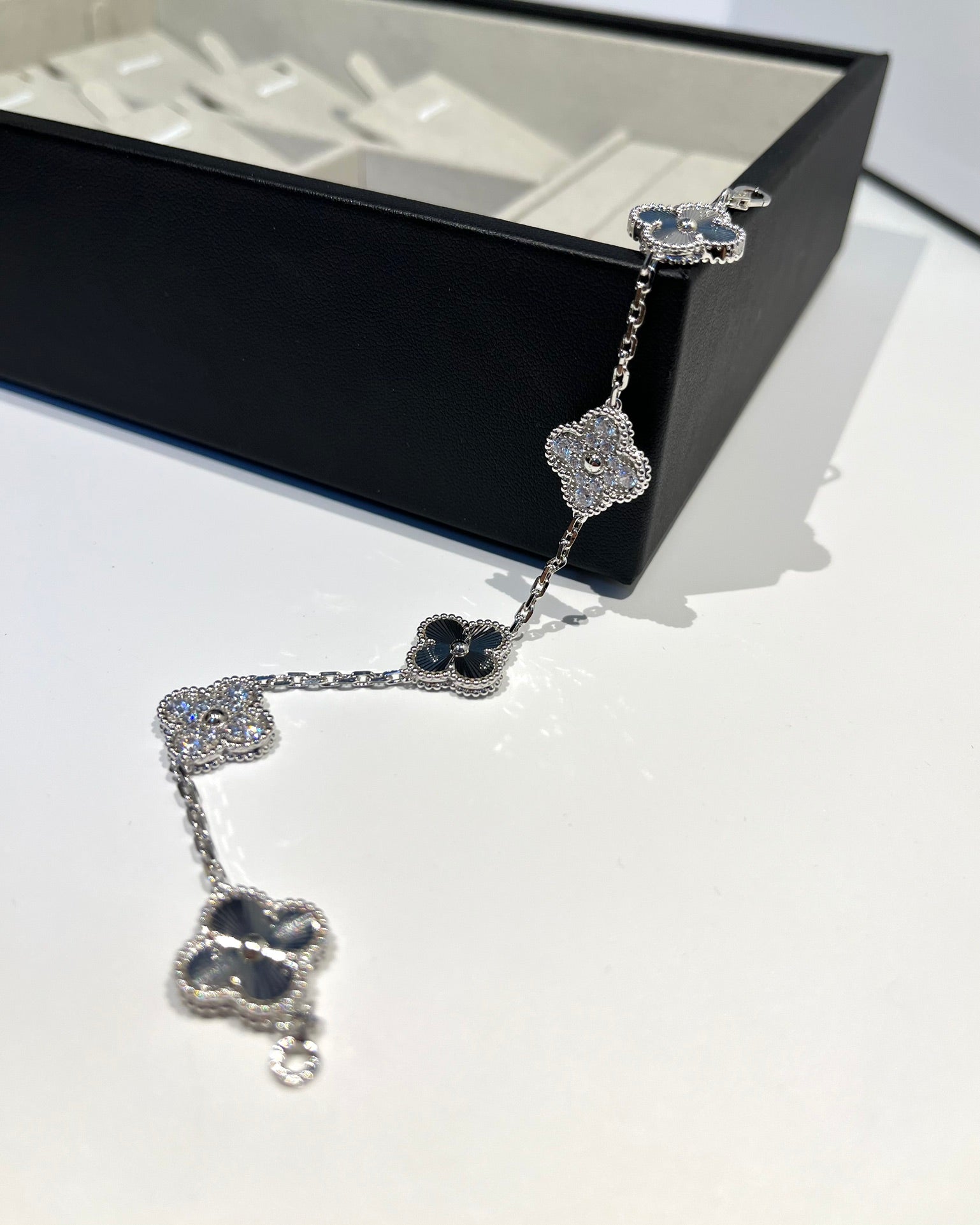 [Glow]New  CLOVER 5 MOTIF LASER BRACELET COLLECTION