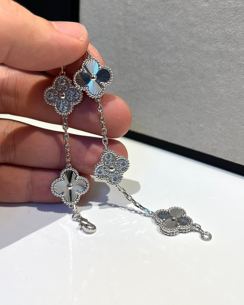 [Glow]New  CLOVER 5 MOTIF LASER BRACELET COLLECTION
