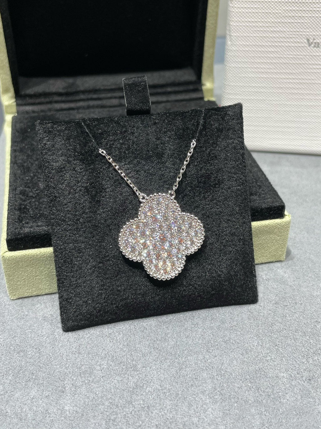 ¡®Glow¡¯CLOVER 25MM LARGE PENDANT DIAMOND PAVED SILVER NECKLACE