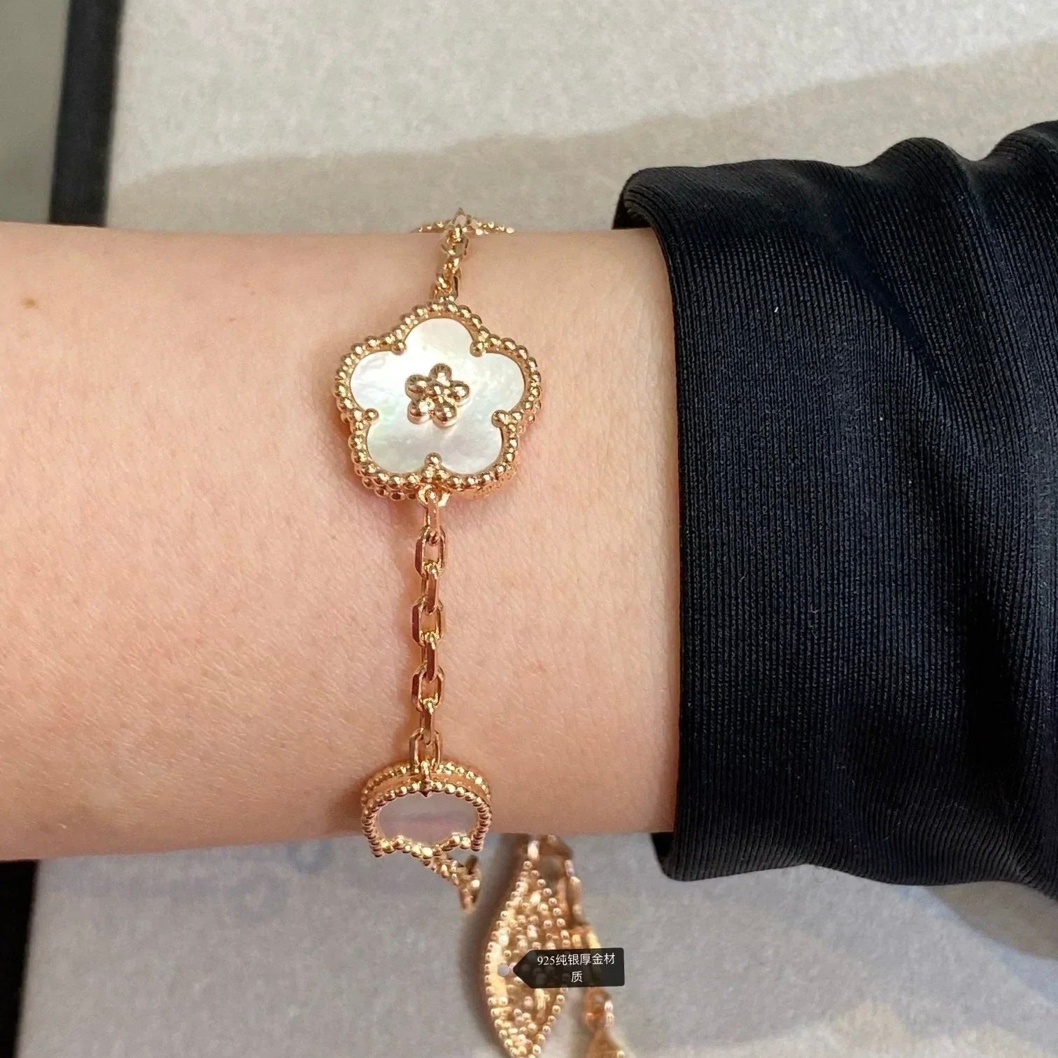 ¡®Glow¡¯LUCKY SPRING 5 MOTIF BRACELET