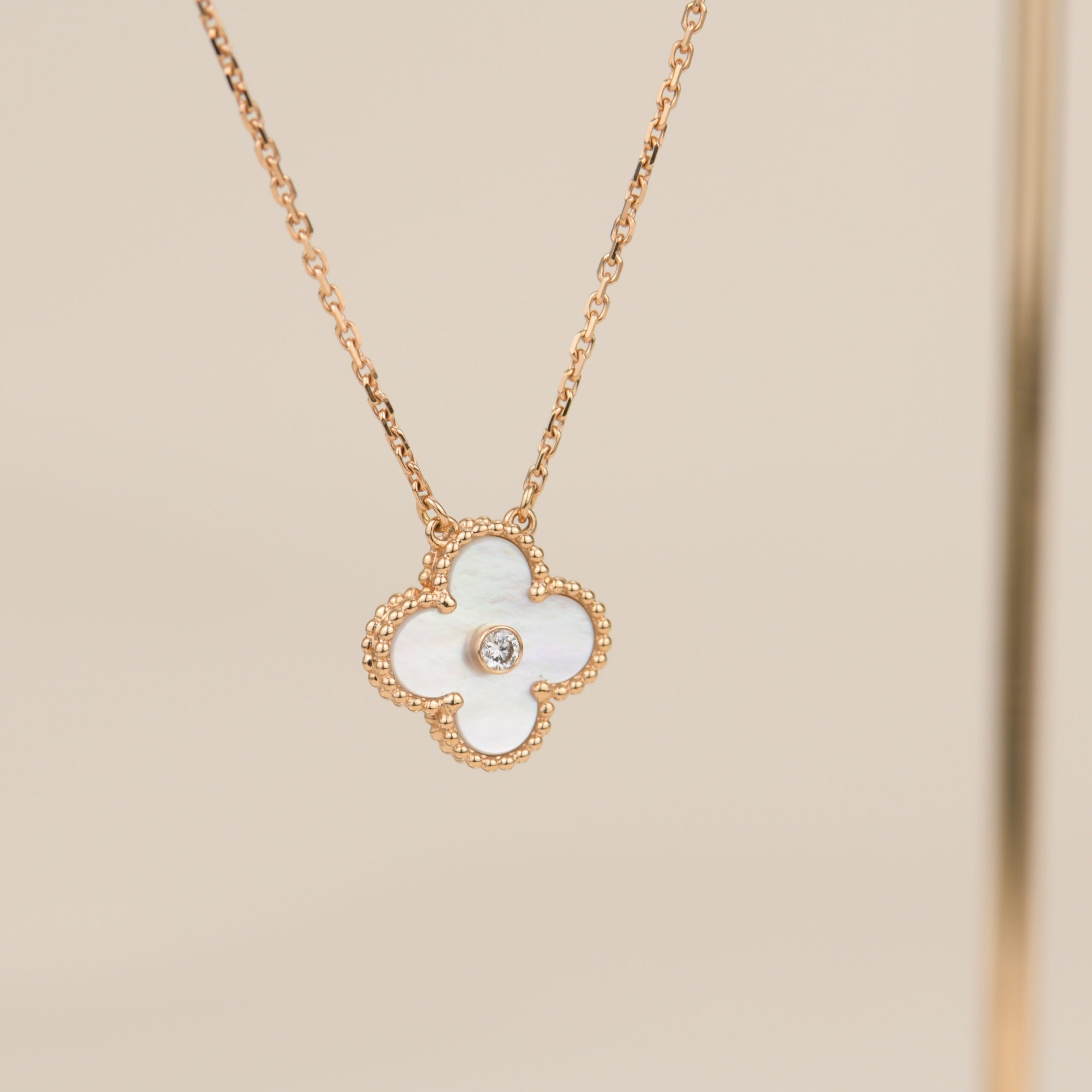 ¡®Glow¡¯CLOVER 15MM DIAMOND WHITE FRITILLARIA NECKLACE