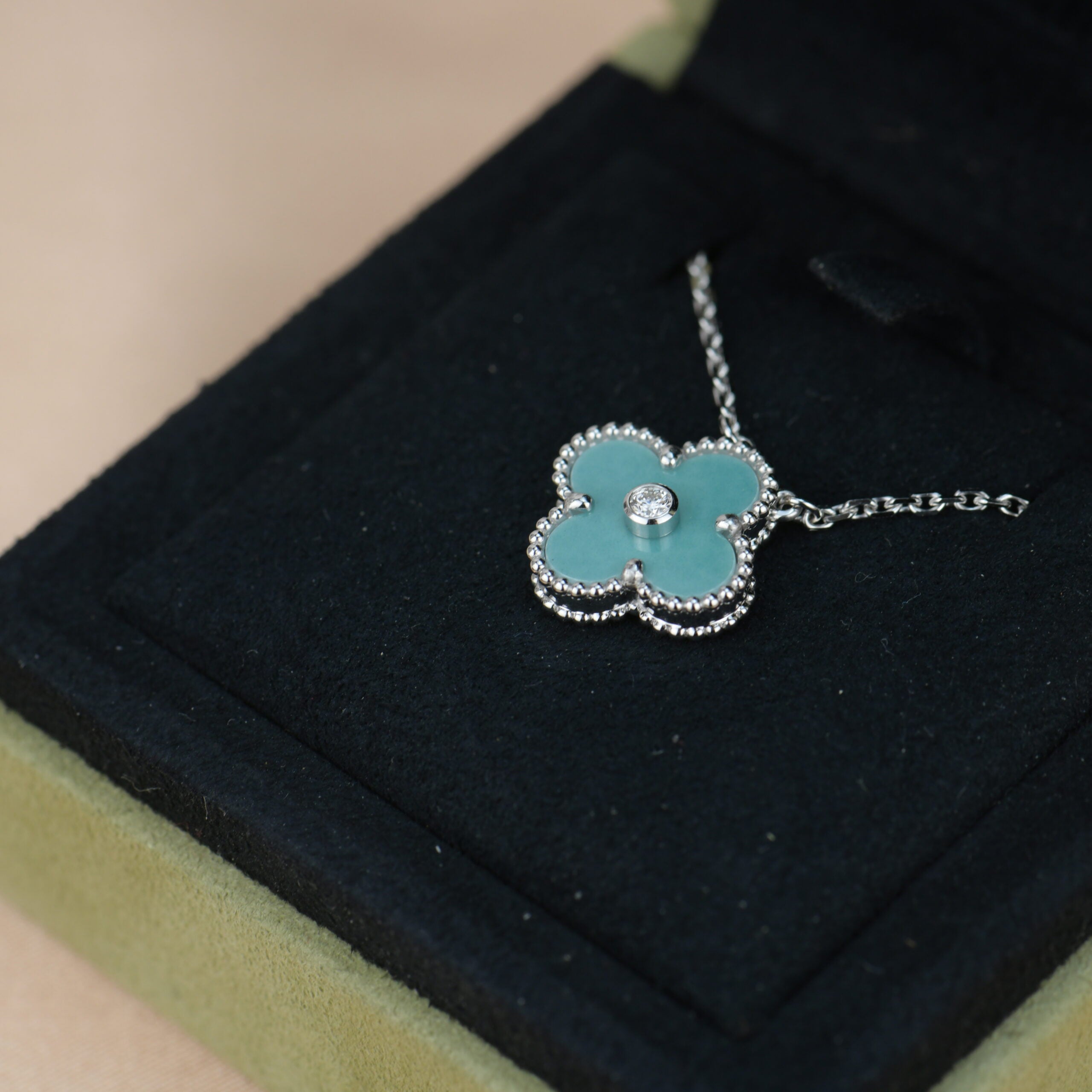 ¡®Glow¡¯CLOVER 15MM DIAMOND SVRES PORCELAIN  NECKLACE SILVER