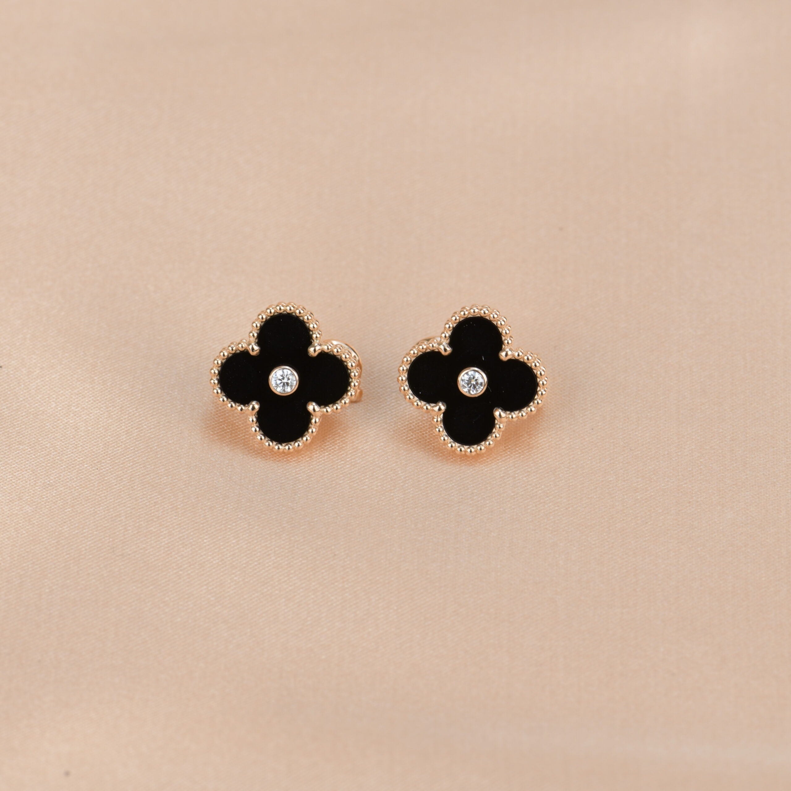 ¡®Glow¡¯CLOVER MEDIUM 1 MOTIFS ONYX DIAMOND EARRINGS