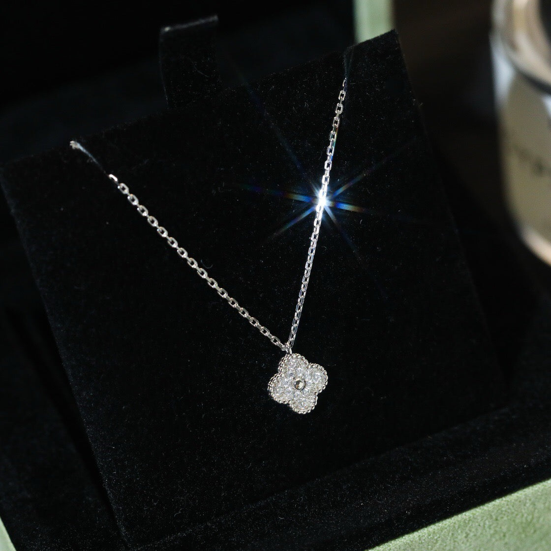 ¡®Glow¡¯CLOVER MINI 9.5MM PENDANT DIAMOND NECKLACE