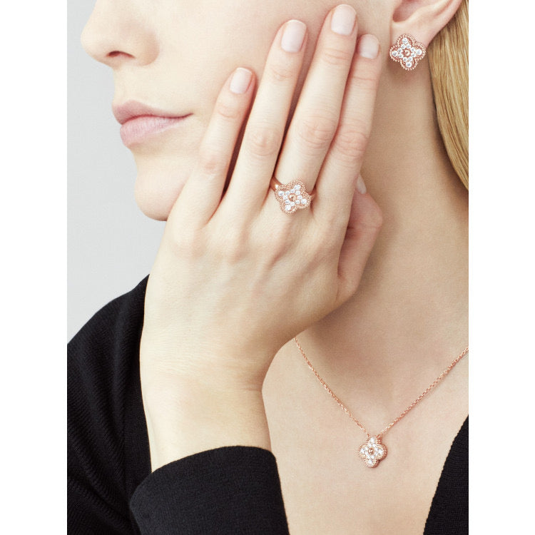 ¡®Glow¡¯CLOVER 15MM DIAMOND SINGLE FLOWER NECKLACE