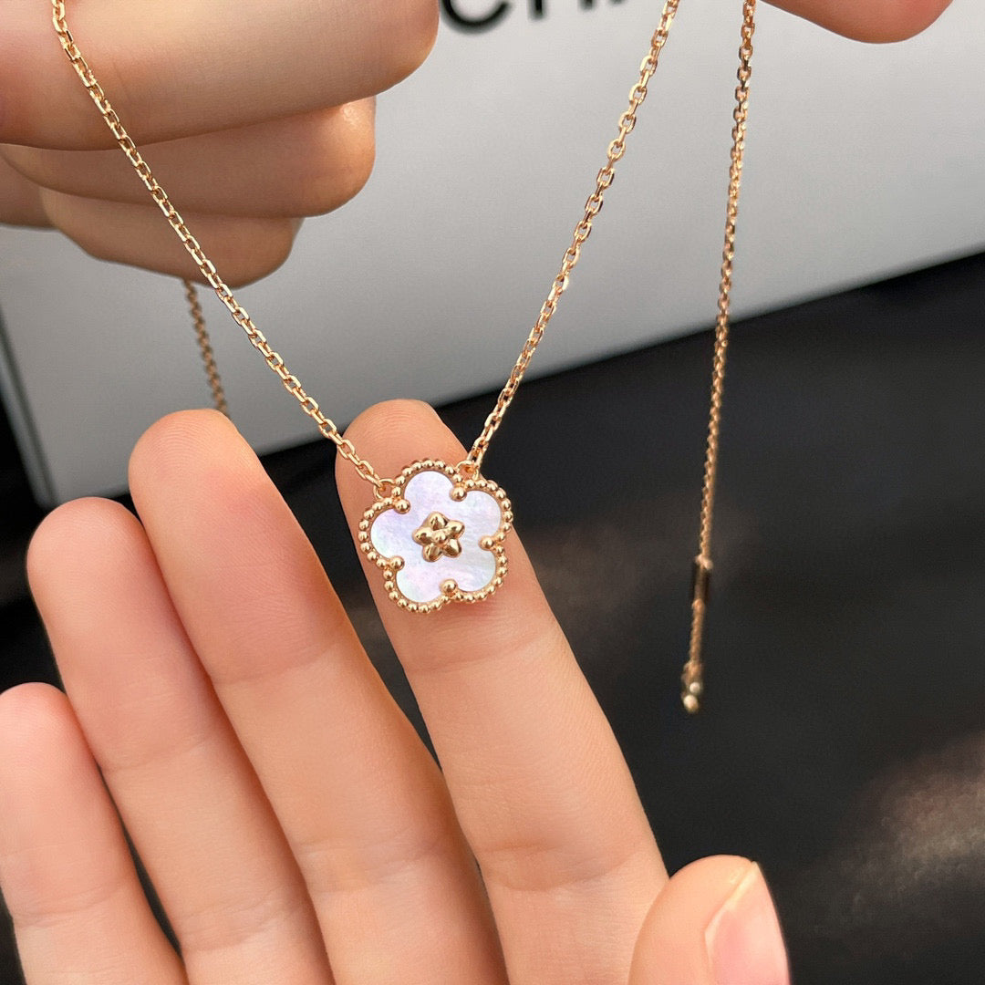 ¡®Glow¡¯LUCKY  WHITE MOP  PLUM BLOSSOM NECKLACE