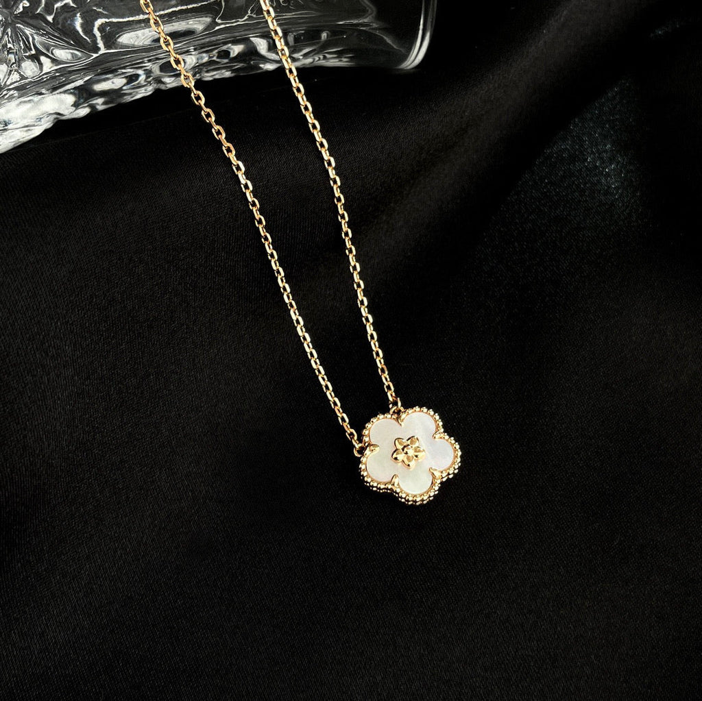 ¡®Glow¡¯LUCKY  WHITE MOP  PLUM BLOSSOM NECKLACE