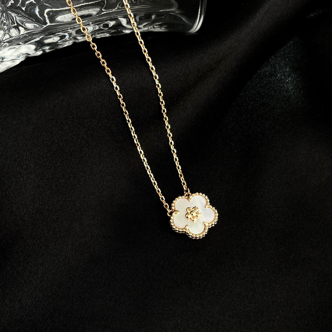 ¡®Glow¡¯LUCKY  WHITE MOP  PLUM BLOSSOM NECKLACE