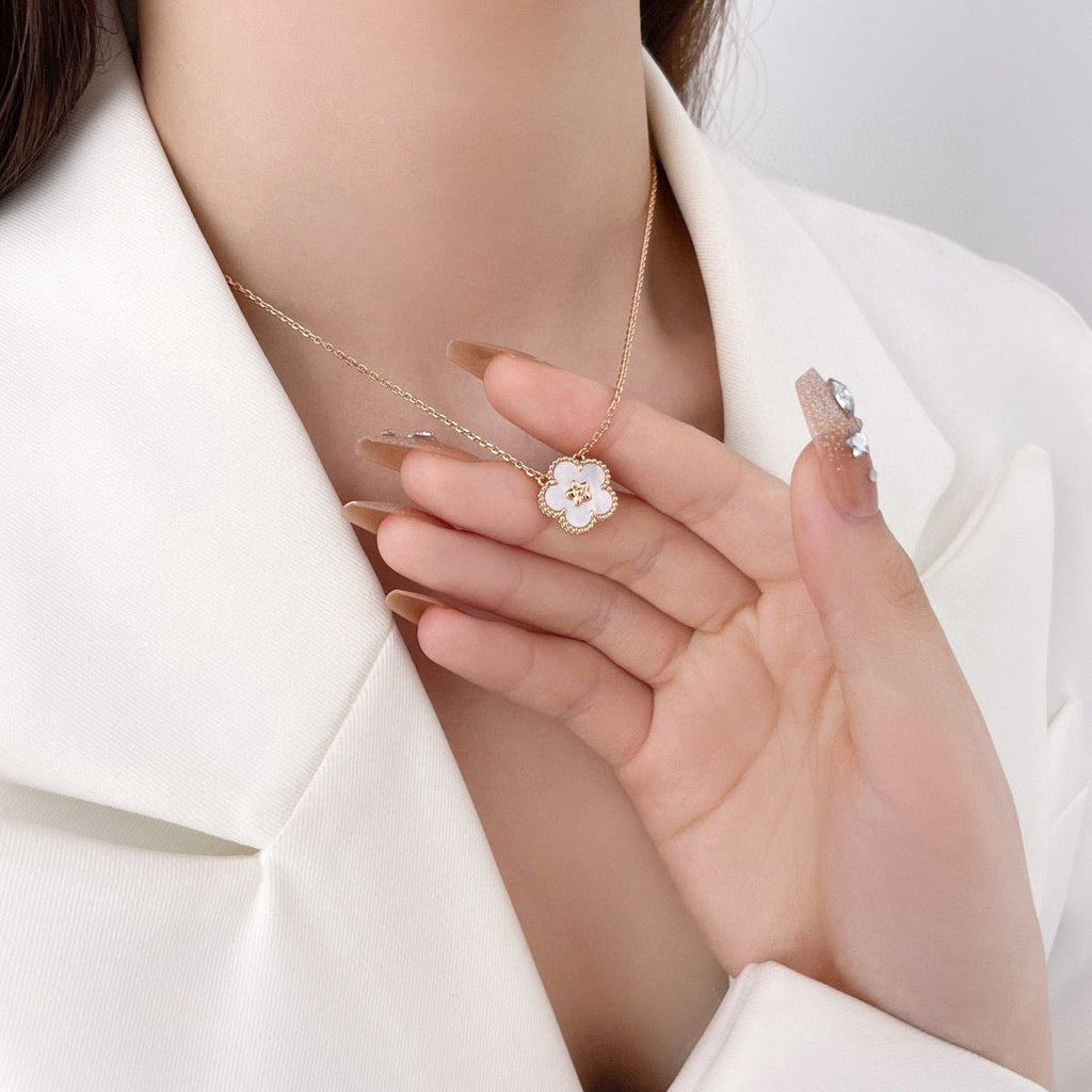 ¡®Glow¡¯LUCKY  WHITE MOP  PLUM BLOSSOM NECKLACE