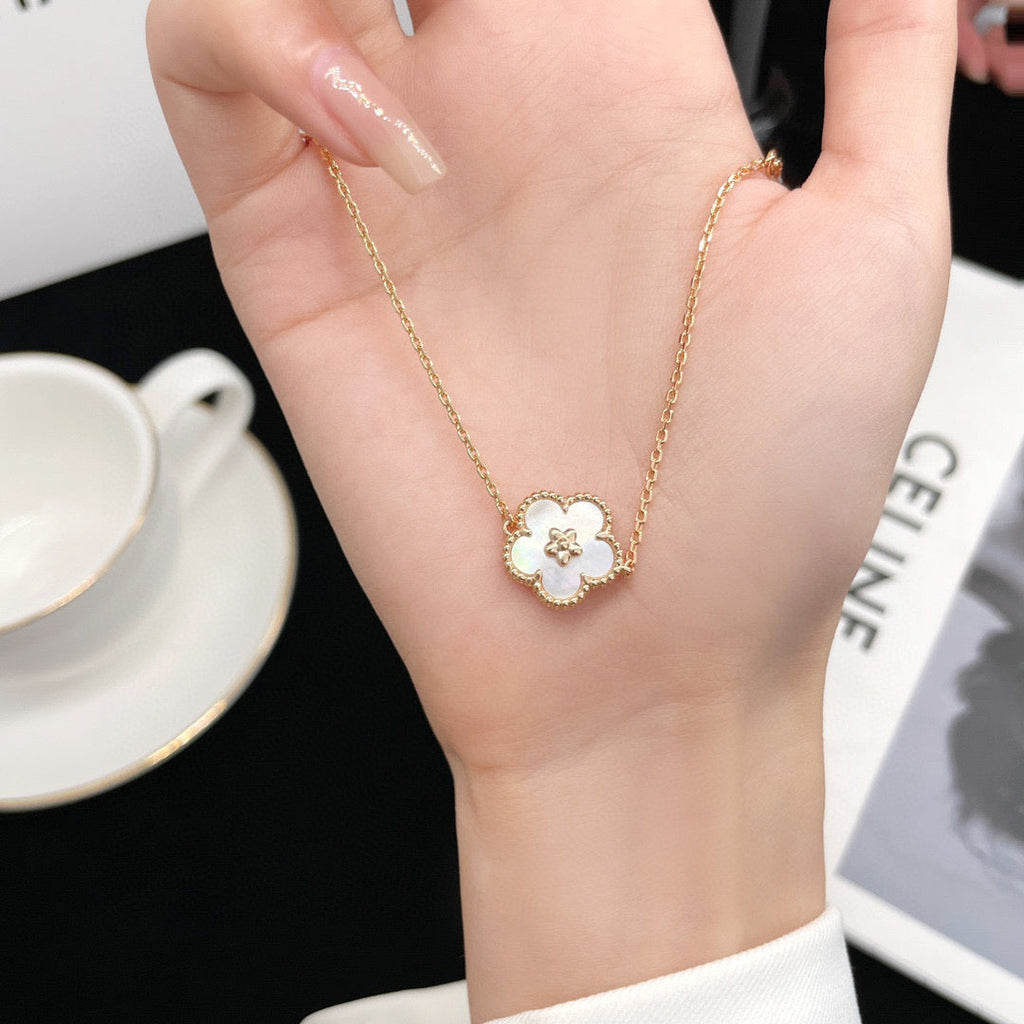 ¡®Glow¡¯LUCKY  WHITE MOP  PLUM BLOSSOM NECKLACE