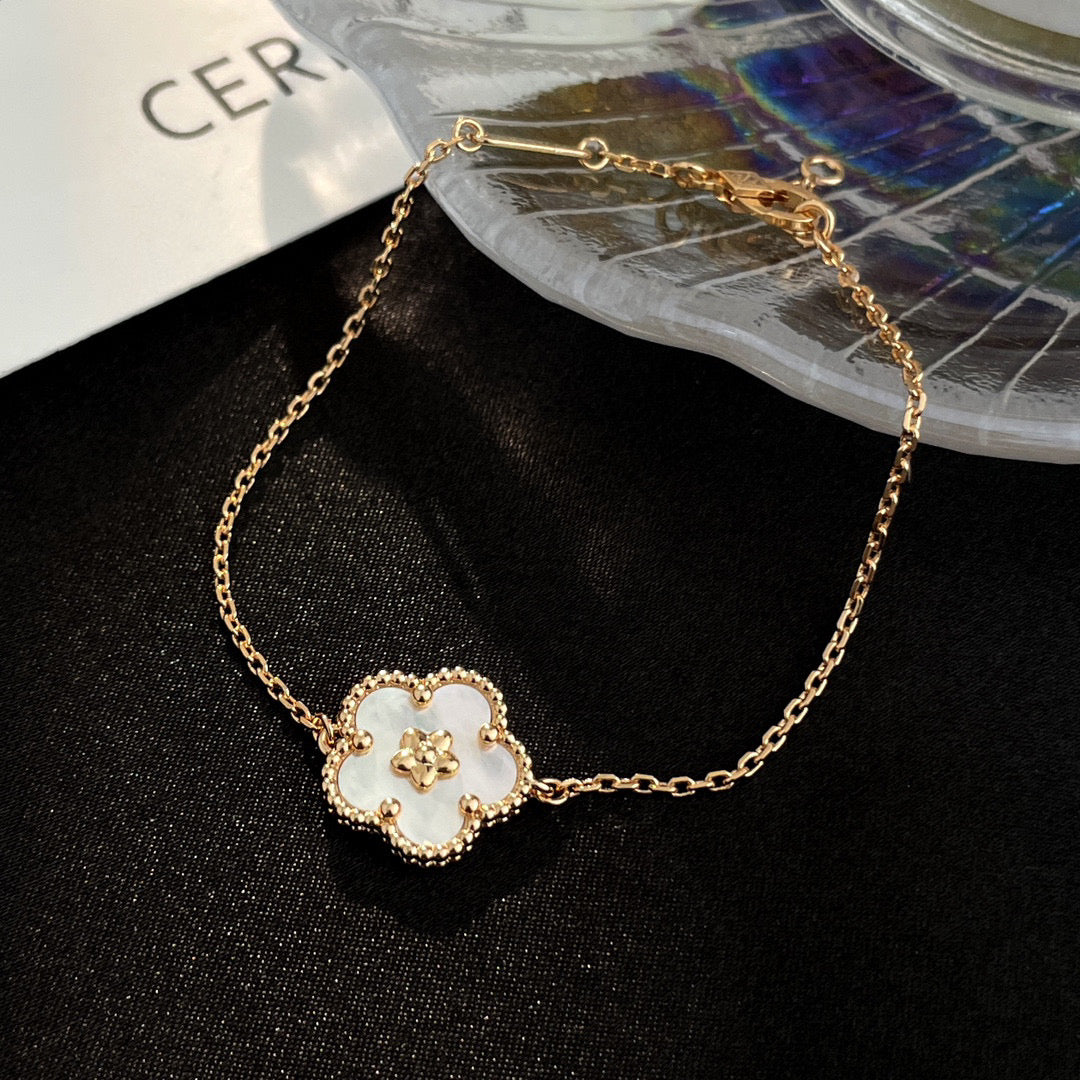 ¡®Glow¡¯LUCKY WHITE MOP PLUM BLOSSOM  BRACELET