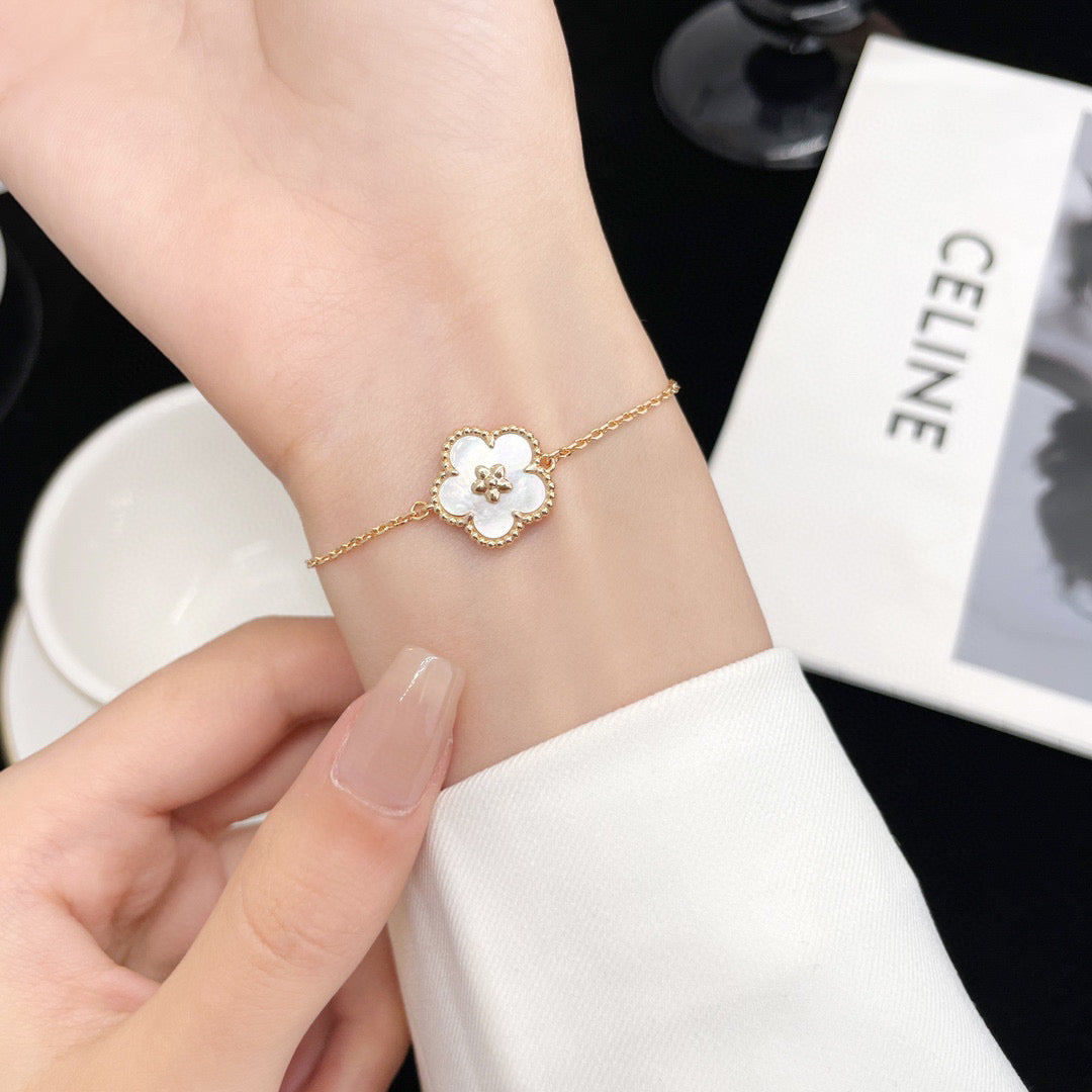 ¡®Glow¡¯LUCKY WHITE MOP PLUM BLOSSOM  BRACELET