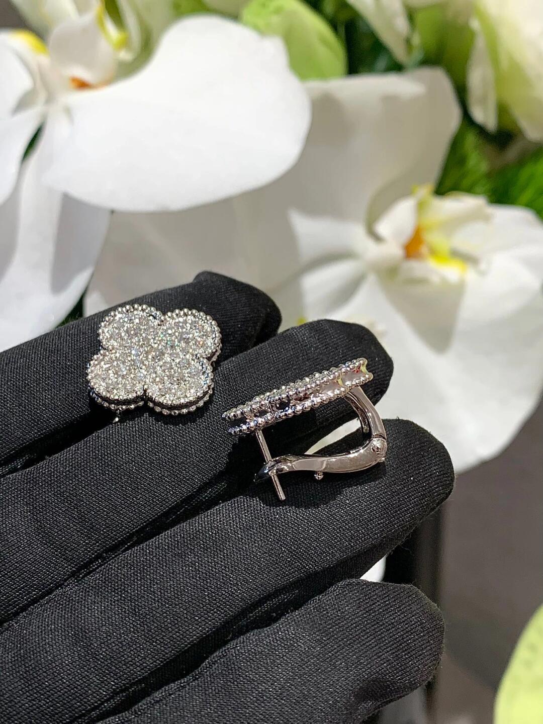[Glow]CLOVER 20MM MOTIFS DIAMOND STUD EARRINGS SILVER