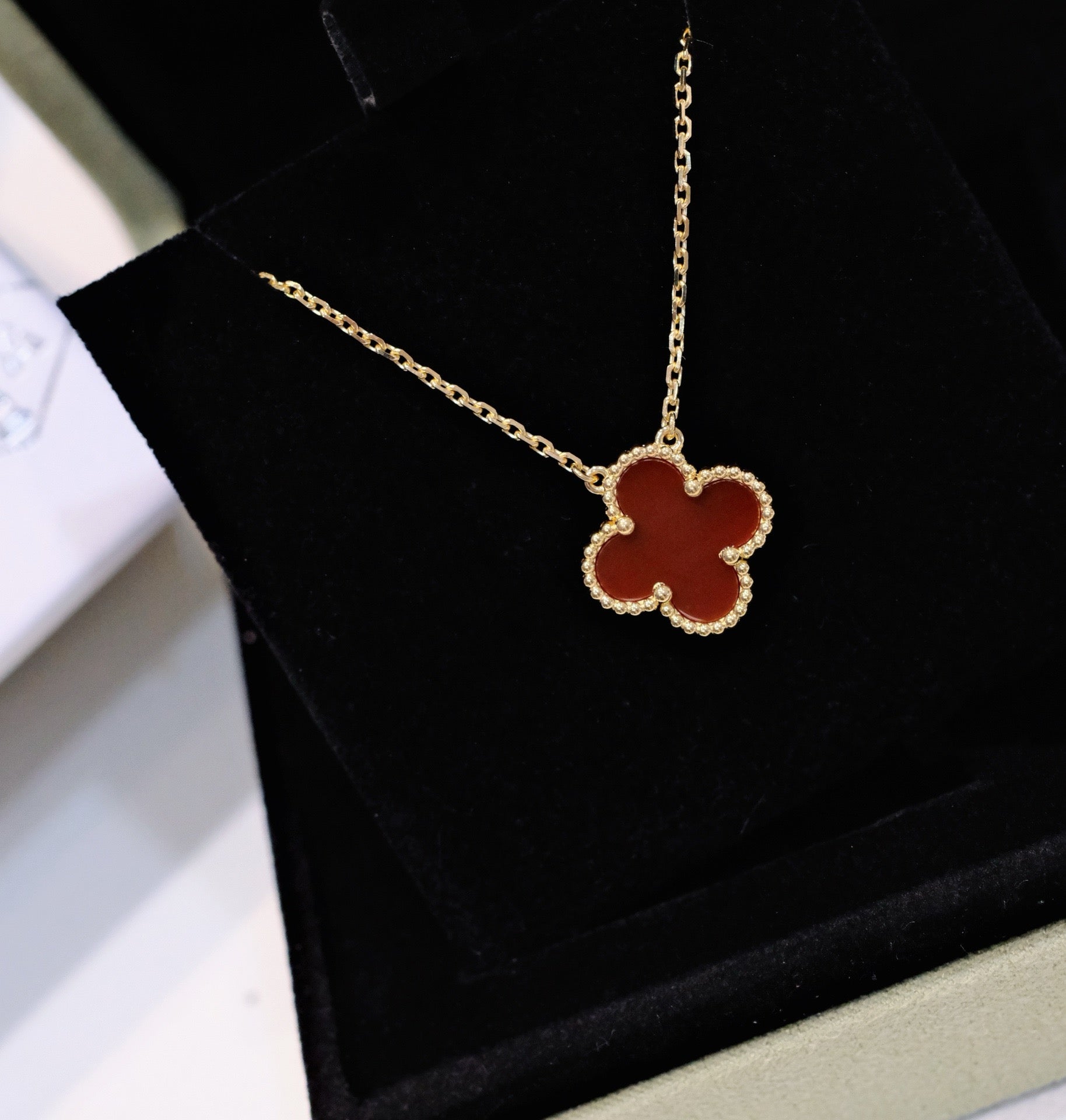 ¡®Glow¡¯CLOVER 15MM CARNELIAN SINGLE FLOWER NECKLACE