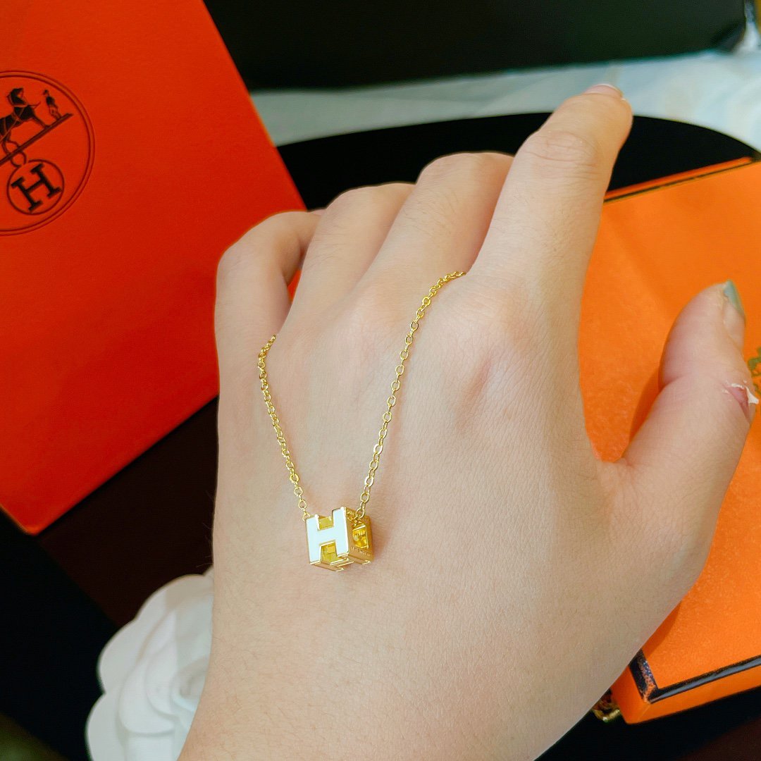 GlowH WHITE SQUARE GOLD NECKLACE
