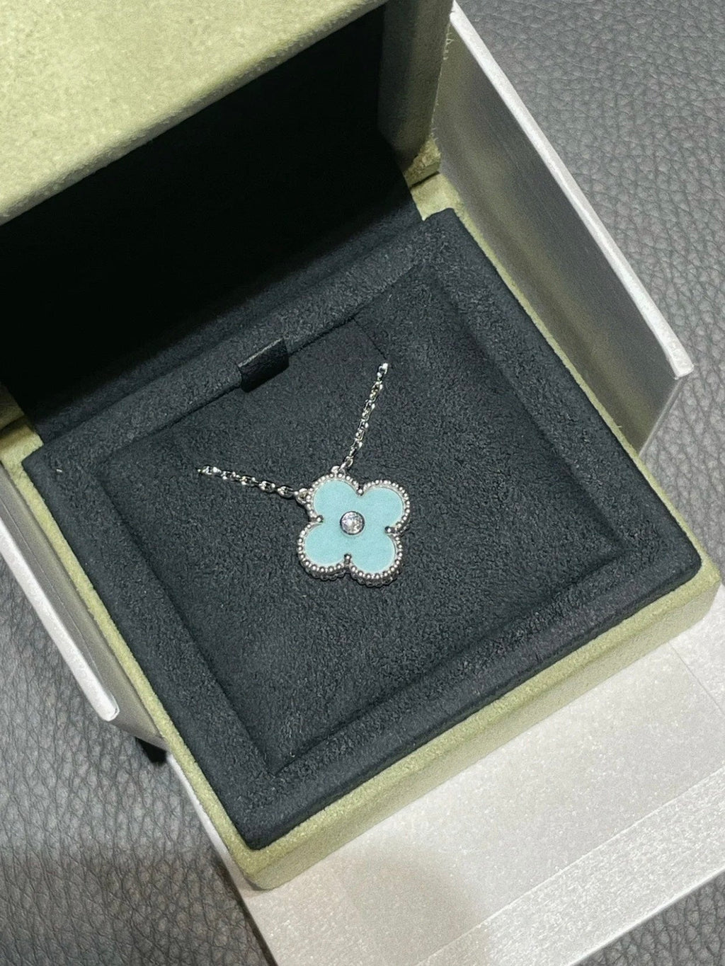 ¡®Glow¡¯CLOVER 1 DIAMOND LIGHT BLUE SILVER NECKLACE