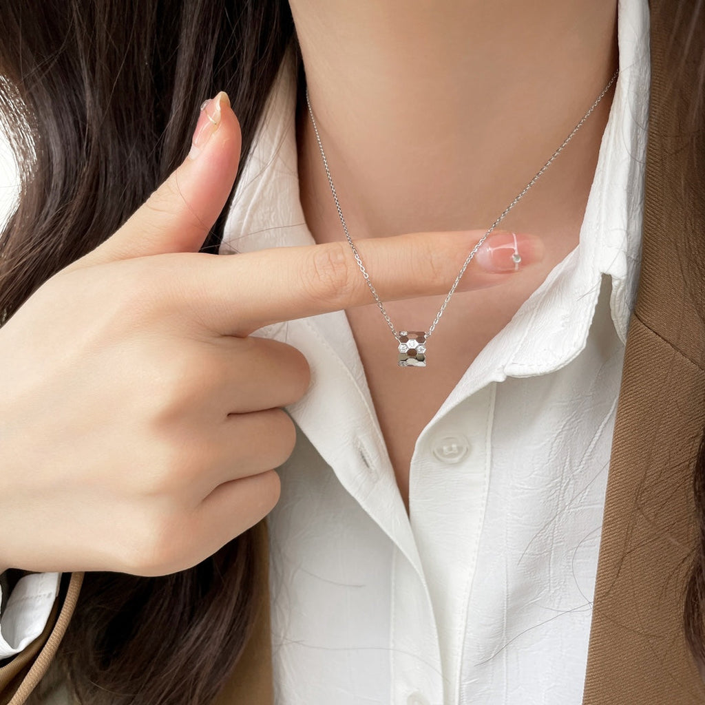 GlowBEE MINI PEDANT DIAMOND NECKLACE