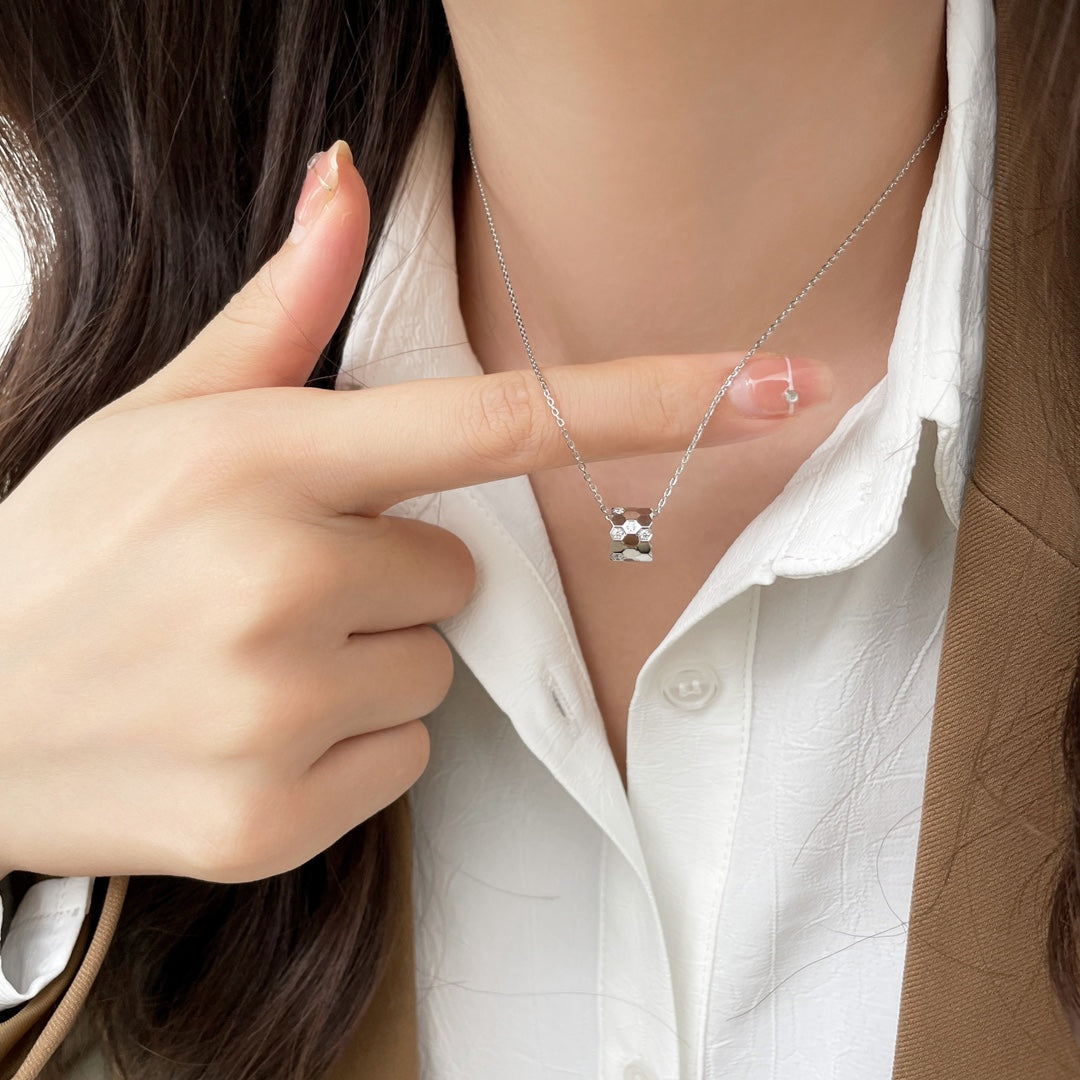 GlowBEE MINI PEDANT DIAMOND NECKLACE