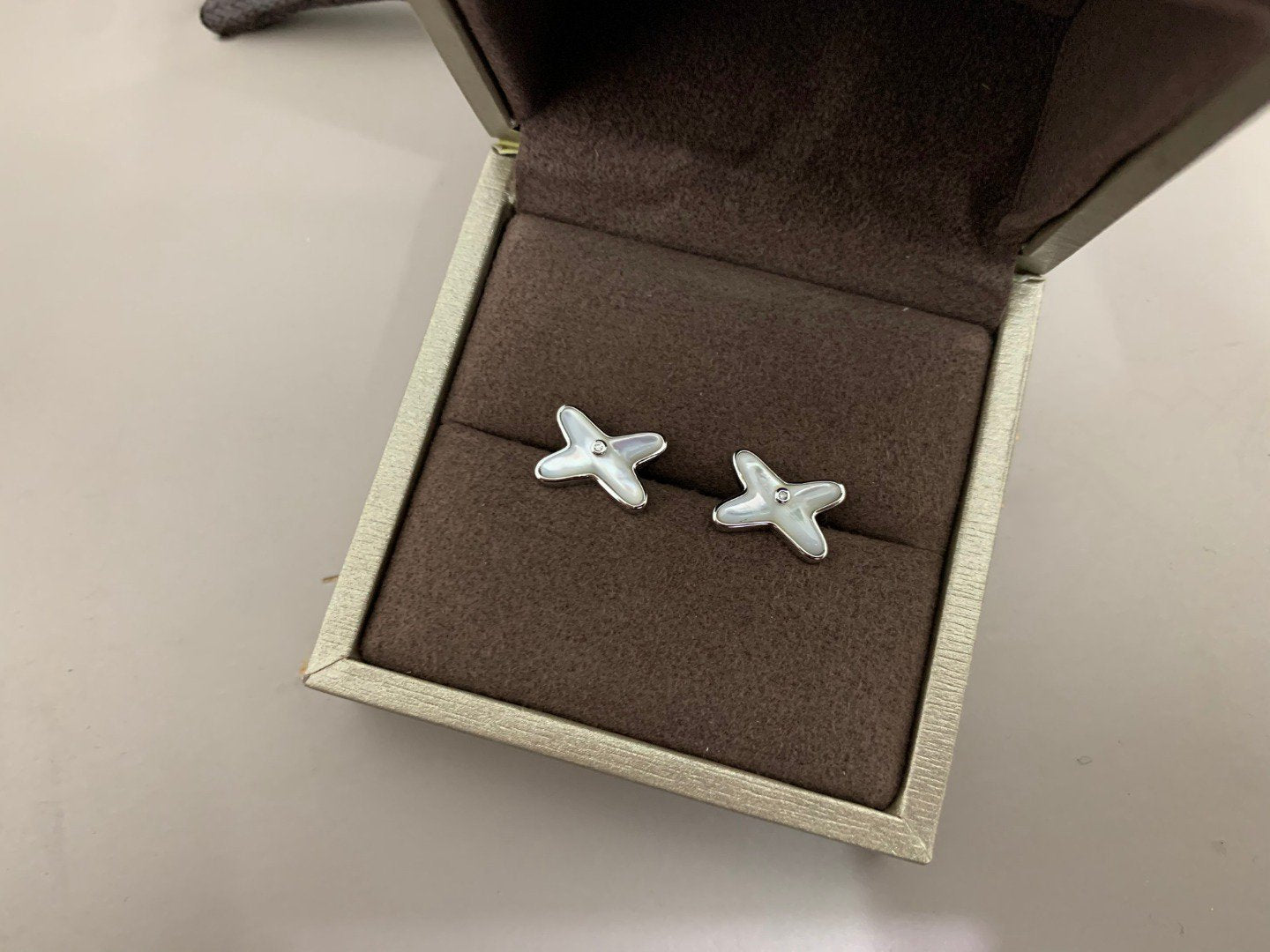 GlowJEUX DE WHITE MOP SILVER DIAMOND EARRINGS