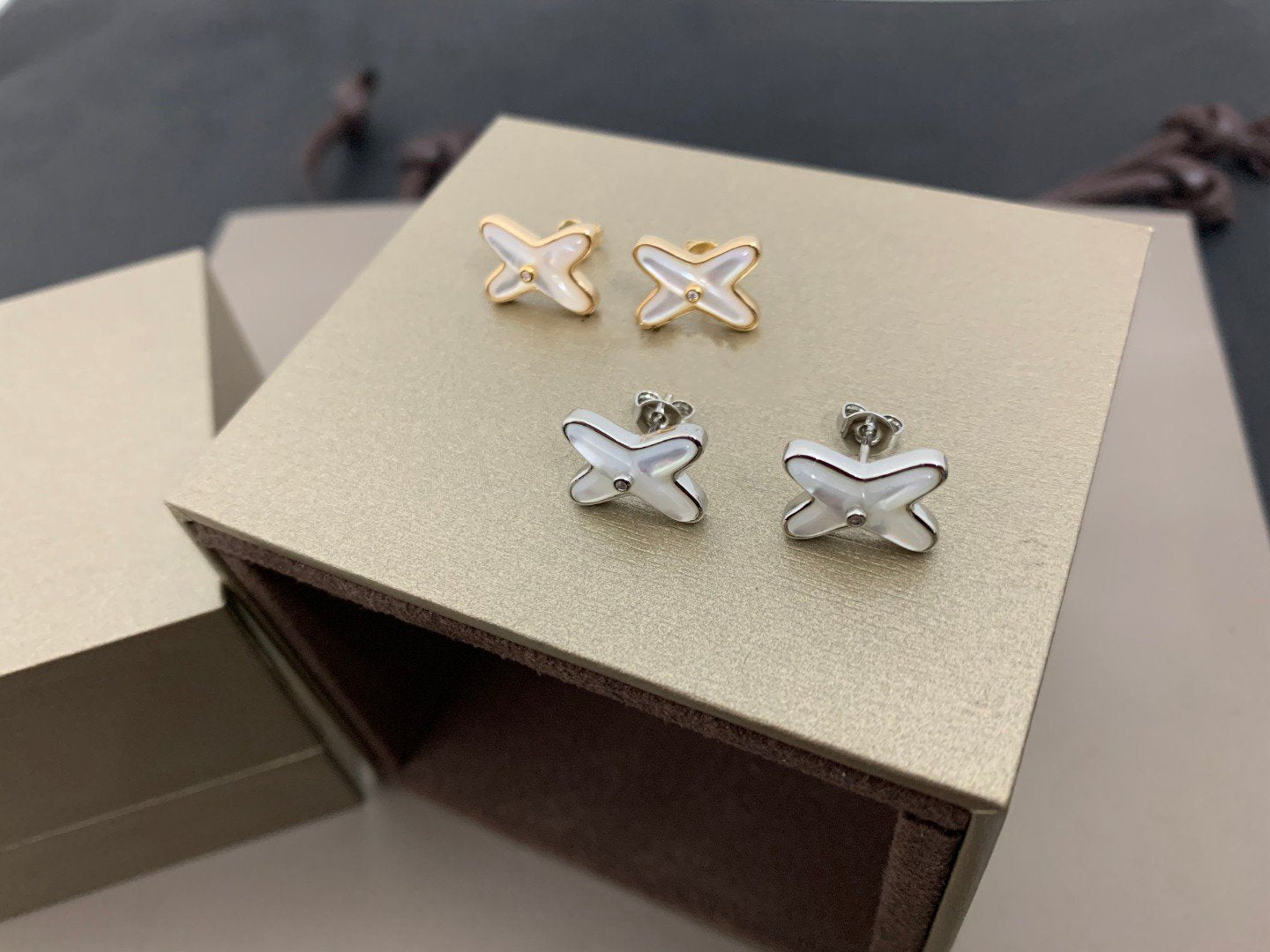 GlowJEUX DE WHITE MOP SILVER DIAMOND EARRINGS