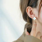 ¡®Glow¡¯CLOVER MEDIUM 1 MOTIFS  WHITE MOP STUD EARRINGS
