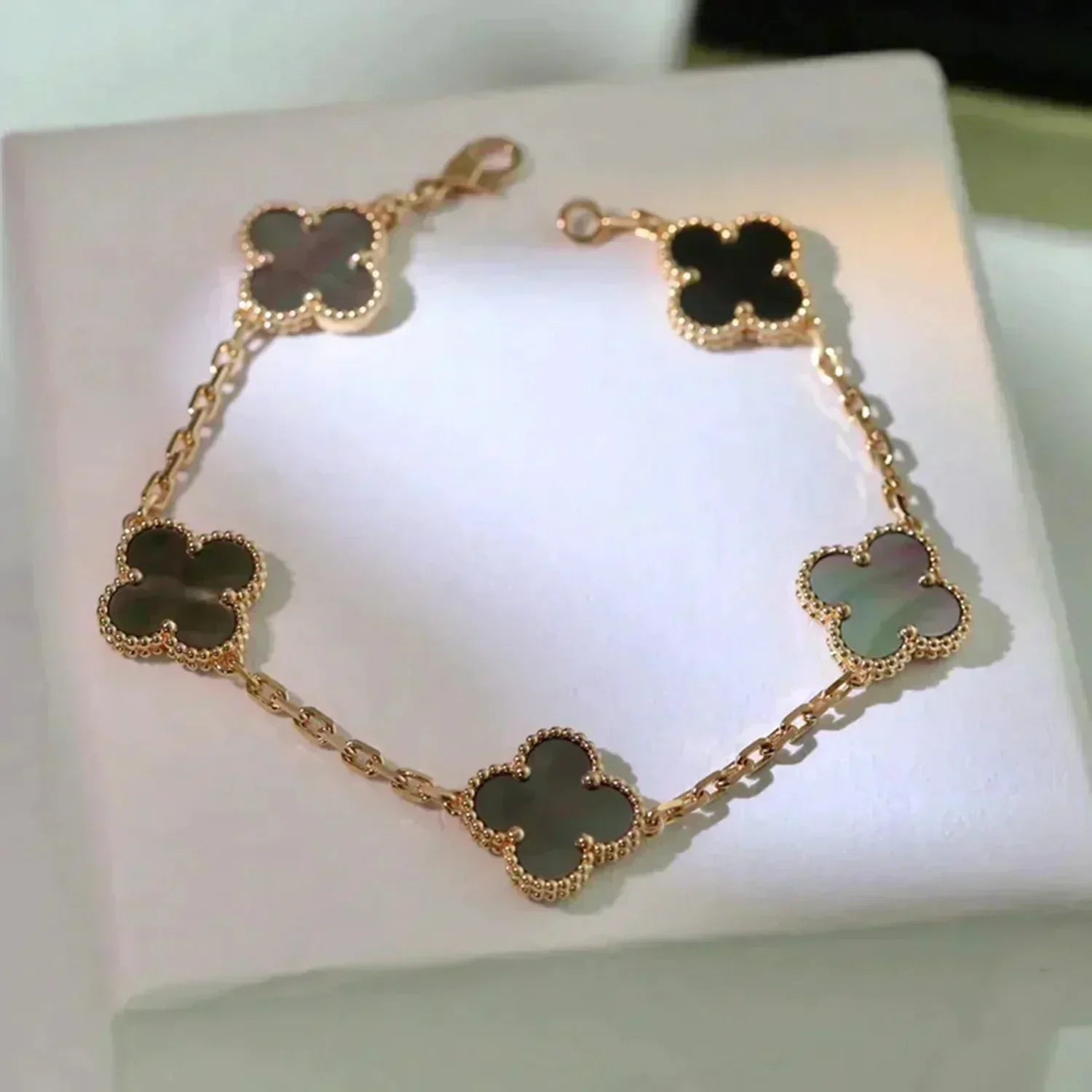 [Glow]New  CLOVER 5 MOTIF GRAY MOP BRACELET COLLECTION