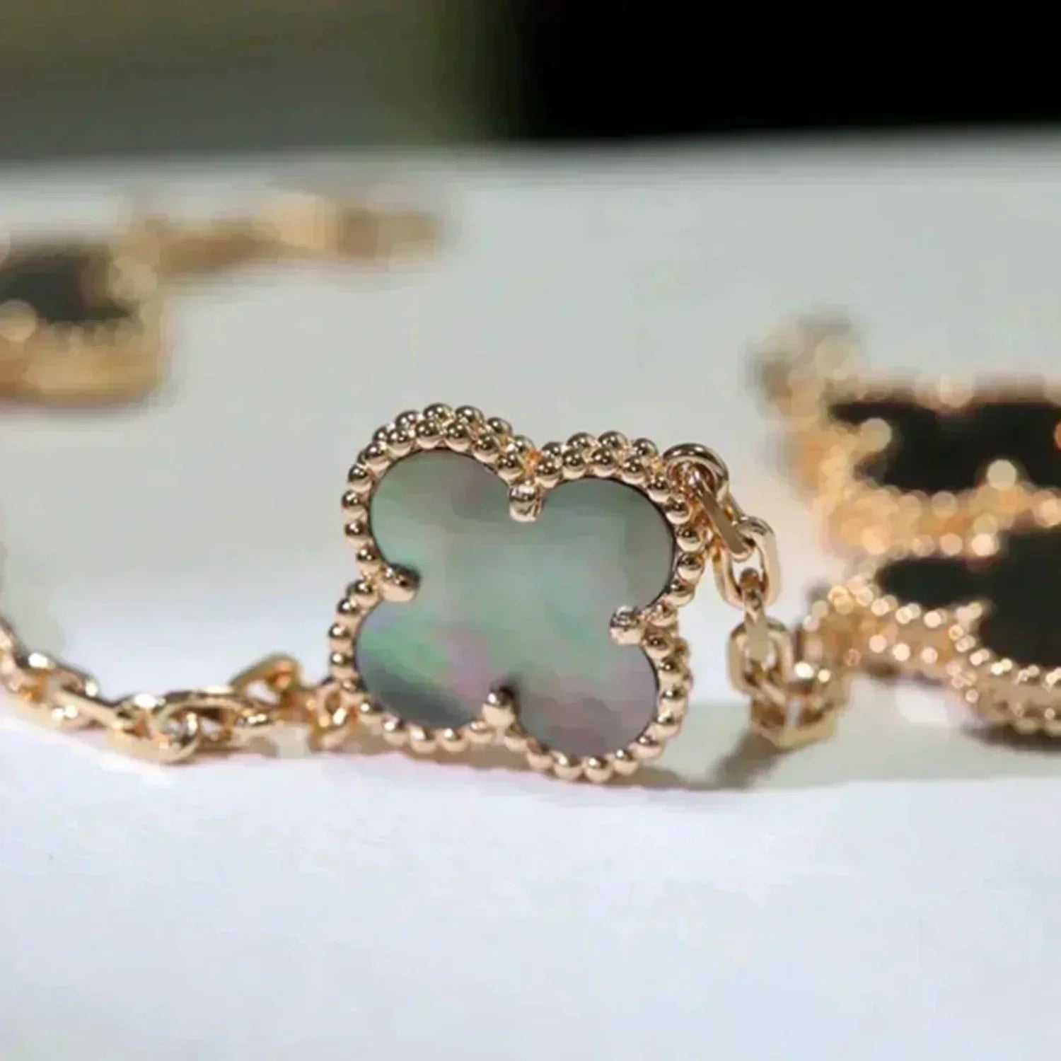 [Glow Jewelry] CLOVER 5 MOTIF GRAY MOP BRACELET COLLECTION