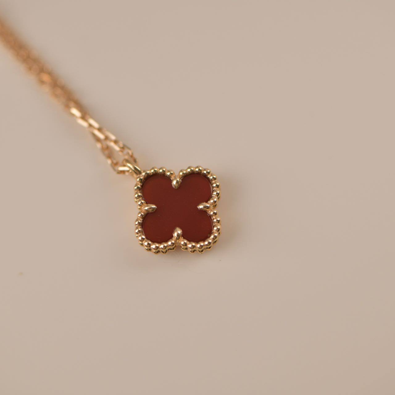 ¡®Glow¡¯CLOVER MINI 9.5MM WHITE CARNELIANS NECKLACE