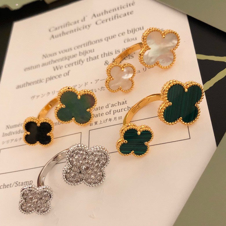 ¡®Glow¡¯CLOVER BETWEEN THE FINGER RING