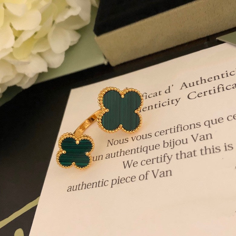 ¡®Glow¡¯CLOVER BETWEEN THE FINGER RING