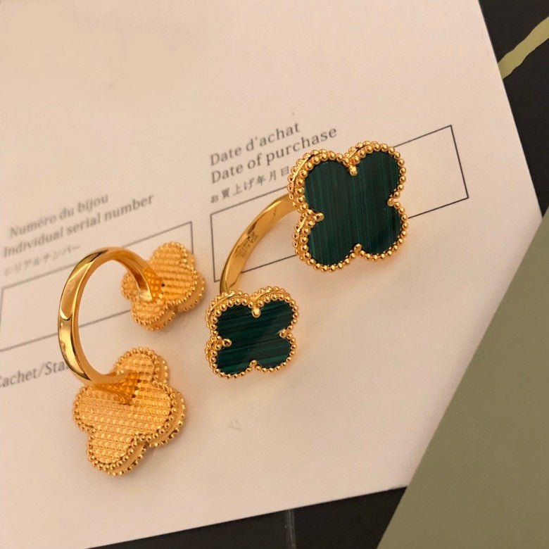 ¡®Glow¡¯CLOVER BETWEEN THE FINGER RING