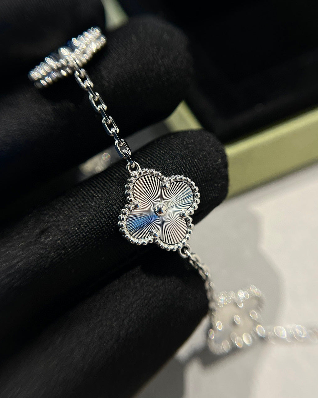[Glow Jewelry] CLOVER 5 MOTIF LASER BRACELET COLLECTION