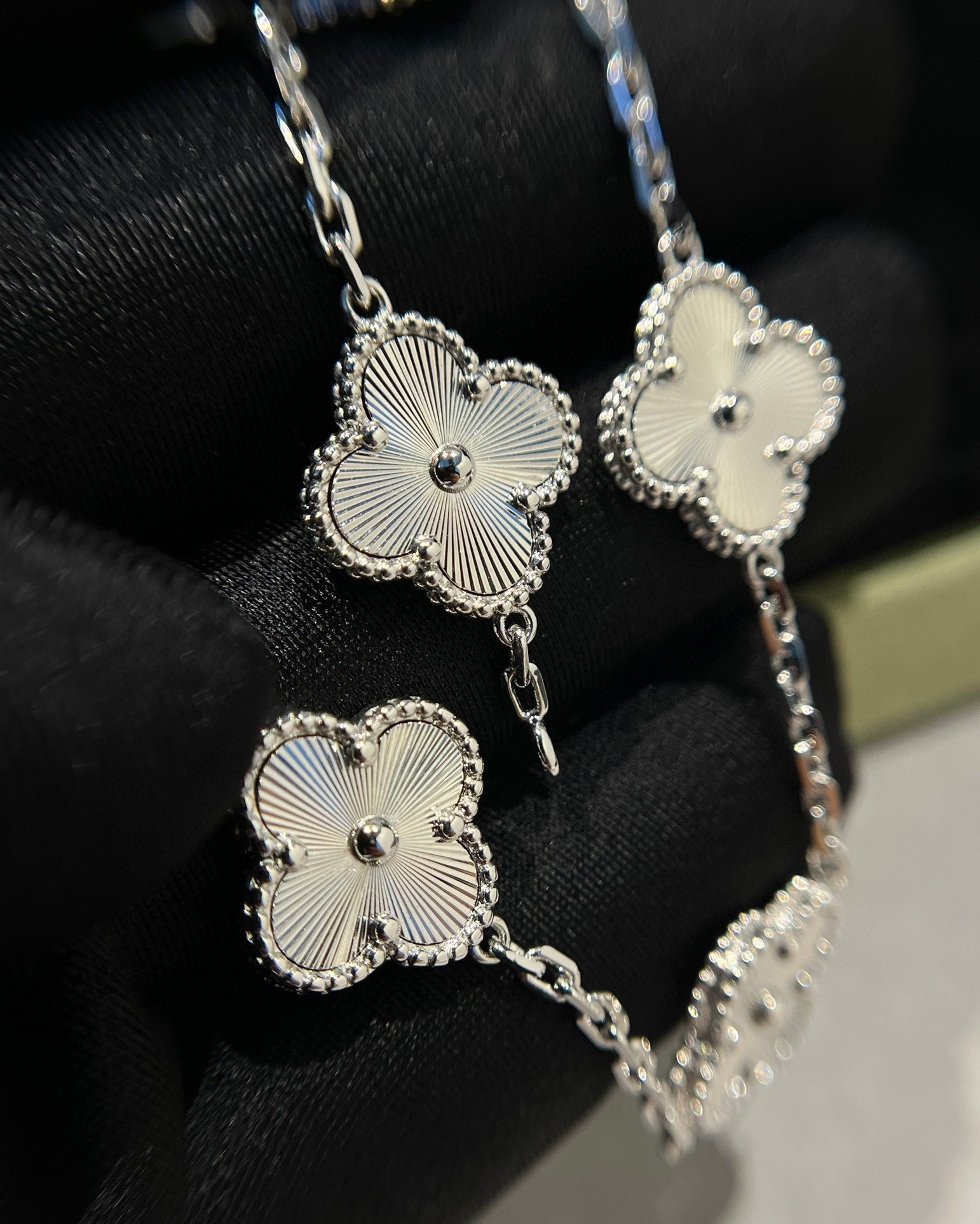 [Glow Jewelry] CLOVER 5 MOTIF LASER BRACELET COLLECTION