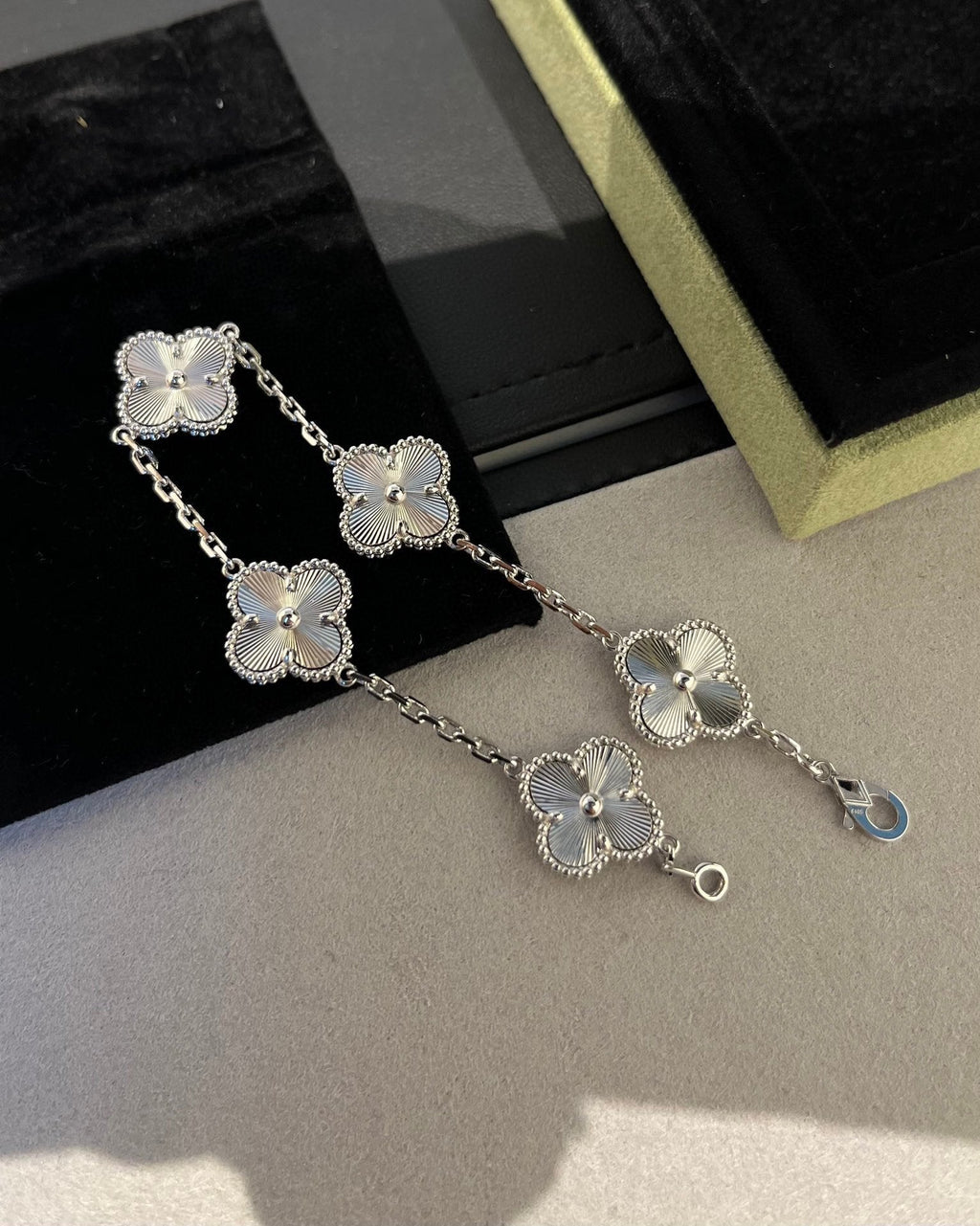 [Glow]New  CLOVER 5 MOTIF LASER BRACELET COLLECTION