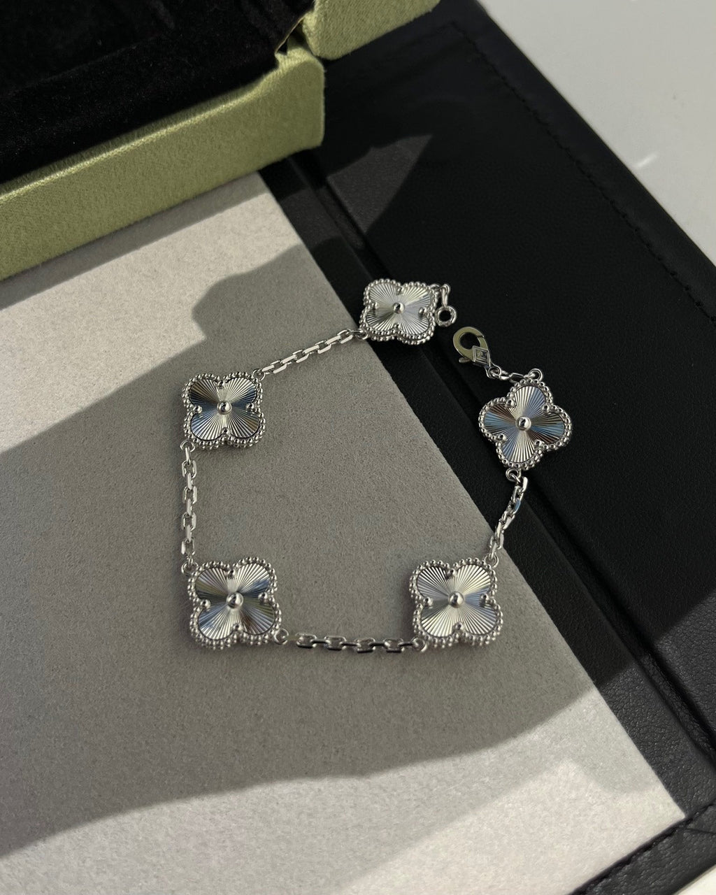 [Glow]New  CLOVER 5 MOTIF LASER BRACELET COLLECTION
